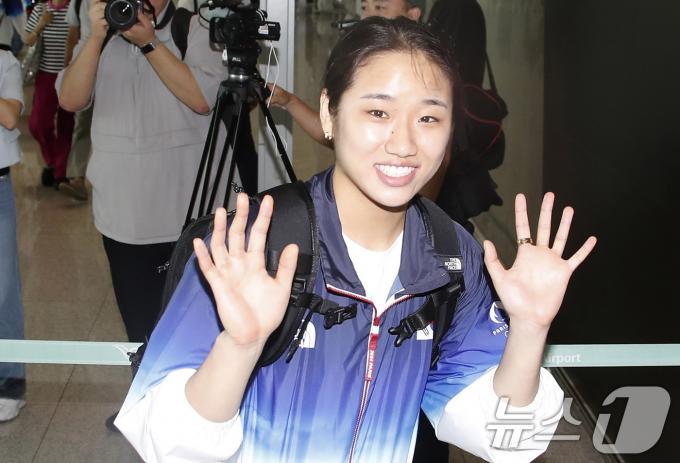 ’배드민턴 여자 단식 세계 1위' 안세영이 ’2024 파리 올림픽‘을 위해 12일 인천국제공항을 통해 프랑스 파리로 출국하며 손을 흔들고 있다. 2024.7.12/뉴스1 ⓒ News1 권현진 기자
