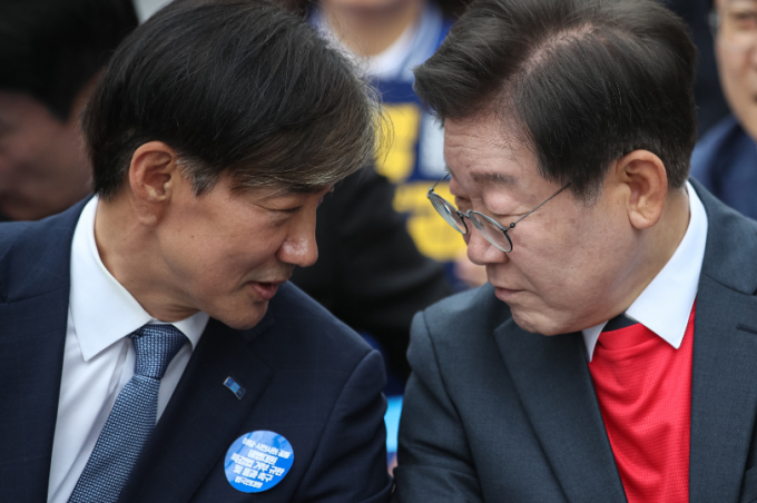 조국(왼쪽) 전 조국혁신당 대표가 다가올 지방선거에서 더불어민주당과의 경쟁을 선언했다. 사진은 조 전 대표와 이재명 전 더불어민주당 대표가 지난 5월25일 오후 서울 중구 숭례문 인근에서 열린 범야당 및 시민사회 '채상병 특검법 거부 규탄 및 통과 촉구 범국민대회'에 참석해 대화하던 모습. /사진=뉴스1