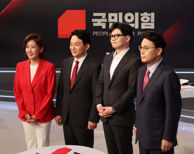 차기 당 대표를 결정하는 국민의힘 전당대회가 치열한 양상이다. 사진은 나경원(왼쪽부터)·원희룡·한동훈·윤상현 국민의힘 당 대표 후보가 지난 11일 서울 중구 MBN 스튜디오에서 열린 2차 당 대표 후보 방송토론회에 참석했던 모습. /사진=국회사진취재단(뉴스1)