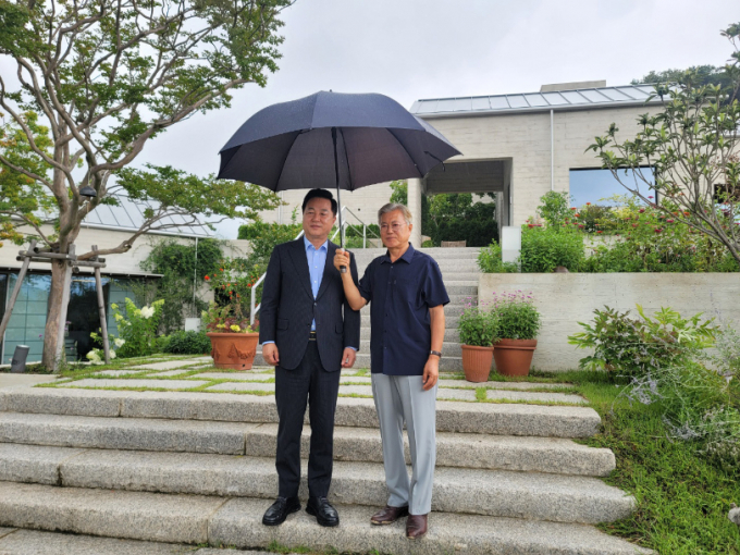 김두관 더불어민주당 당대표 후보가 지난 11일 경남 양산 평산마을을 찾아 문재인 전 대통령을 예방했다. /사진=김두관 캠프 