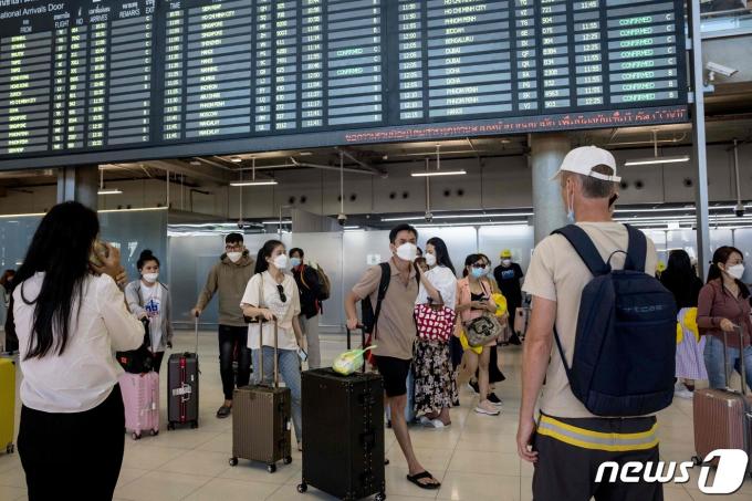 태국 방콕의 수완나품 국제공항에 여행객들이 도착하고 있다. 2023.1.6 ⓒ AFP=뉴스1 ⓒ News1 강민경 기자
