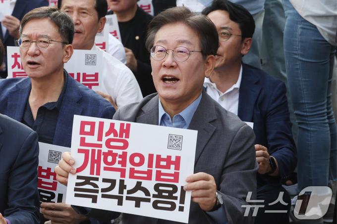 [사진] '거부권거부 범국민대회' 참석해 구호 외치는 이재명 전 대표