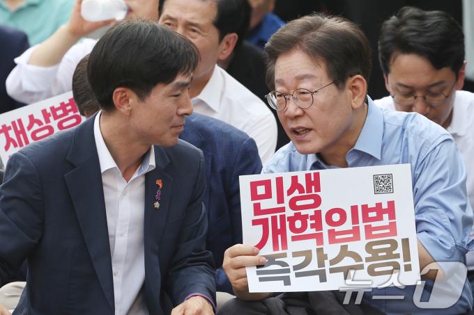 [사진] 대화 나누는 이재명 전 대표