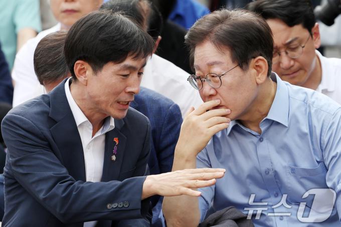 [사진] 대화 나누는 이재명 더불어민주당 전 대표