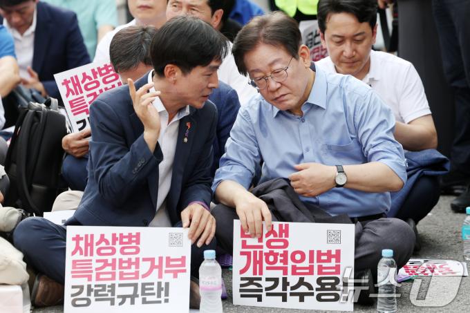 [사진] 한창민 사회민주당 대표와 대화 나누는 이재명