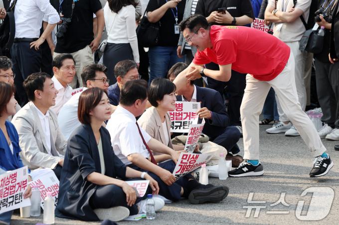 [사진] 해병대 티셔츠 입은 박찬대 더불어민주당 당대표 권한대행