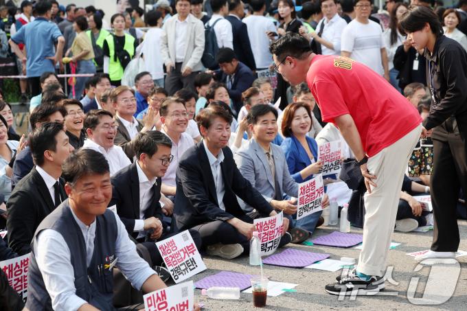 [사진] 해병대 티셔츠 입고 등장한 박찬대