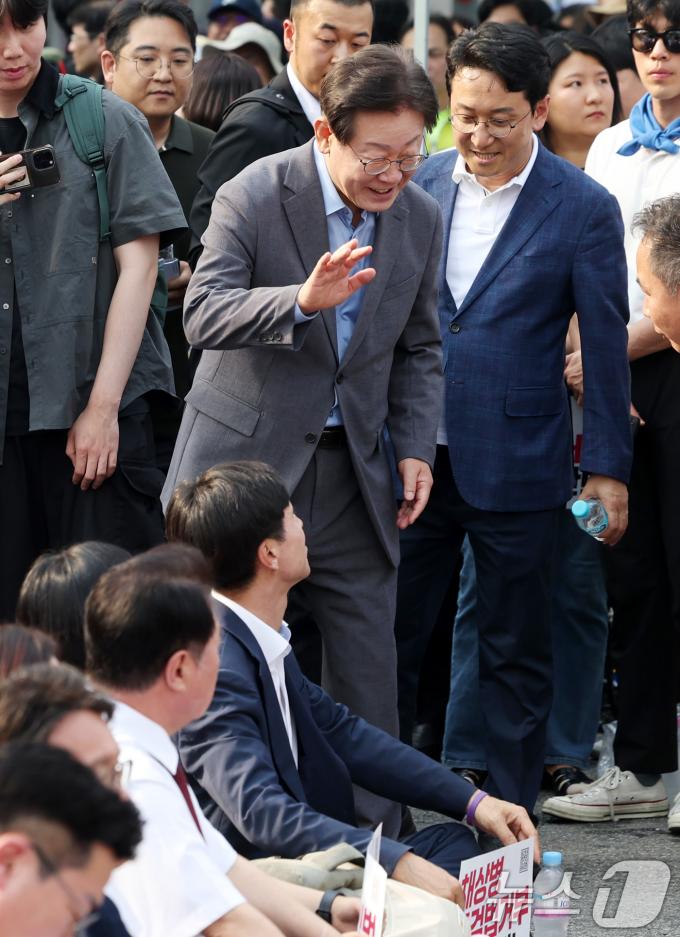 [사진] '거부권거부 범국민대회' 참석하는 이재명