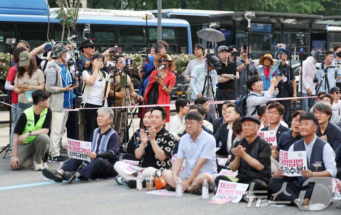 [사진] '거부권거부 범국민대회' 생중계하는 스트리머들