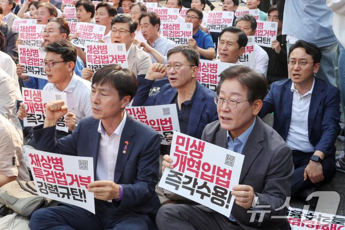 이재명 더불어민주당 전 대표(앞줄 오른쪽 첫 번째)를 비롯한 범야권 의원 및 시민단체 인사들이 13일 오후 서울 종로구 새문안로 일대에서 열린 '거부권거부 범국민대회'에 참석해 구호를 외치고 있다. 2024.7.13/뉴스1 ⓒ News1 민경석 기자