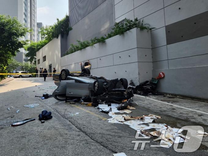 [사진] 성북구 아파트단지에서 차량 전복