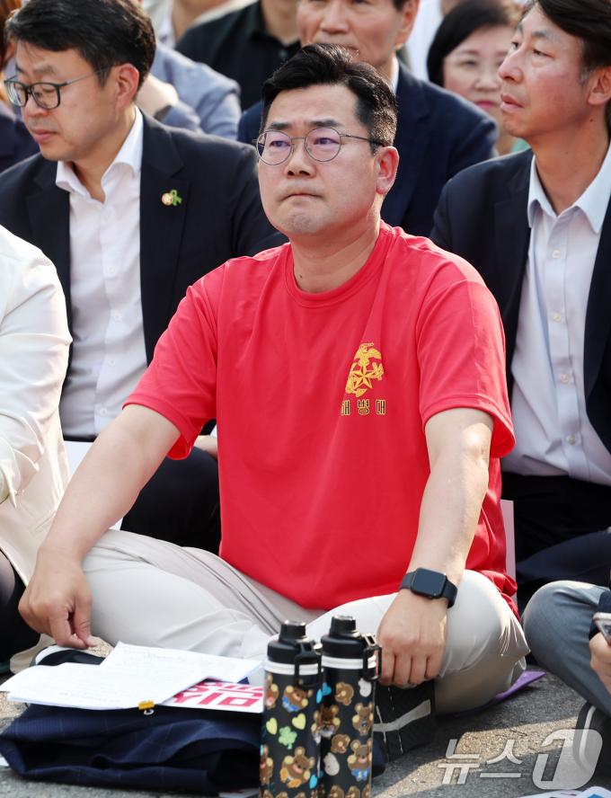 박찬대 더불어민주당 원내대표 겸 당대표 권한대행이 13일 오후 서울 종로구 새문안로 일대에서 열린 '거부권거부 범국민대회'에 해병대 티셔츠를 입고 참석해 있다. 2024.7.13/뉴스