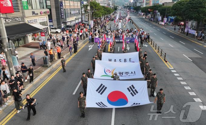 [사진] 퍼레이드하는 장병들