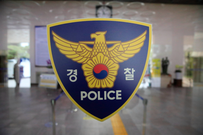 서울 성북구의 한 아파트에서 70대 운전자가 몰던 차가 주차된 차를 들이 받고 전복되는 사고가 일어났다. /사진=뉴시스