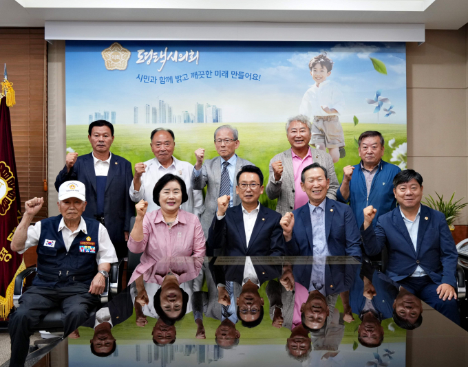  평택시의회 강정구 의장이 보훈단체의장들과 간담회후 단체 촬영을 하고 있다. / 사진제공=평택시의회