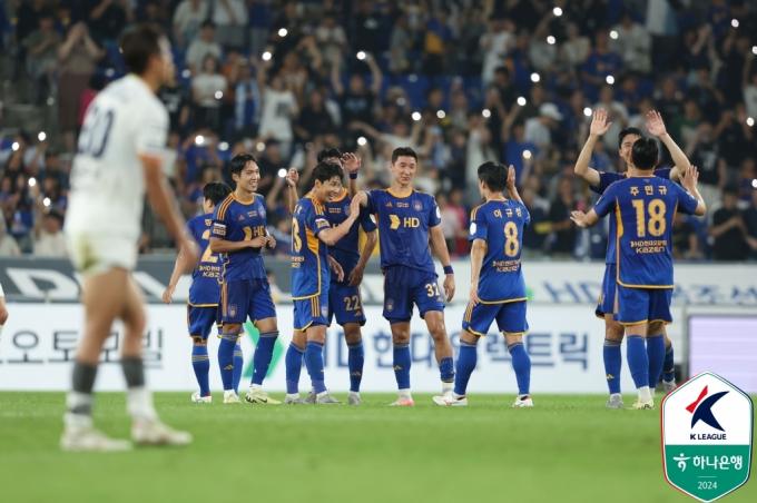 울산HD 선수들이 13일 열린 울산 문수축구장에서 FC서울과 하나은행 K리그1 2024 23라운드에서 1-0으로 승리한 후 기뻐하고 있다. (한국프로축구연맹 제공)