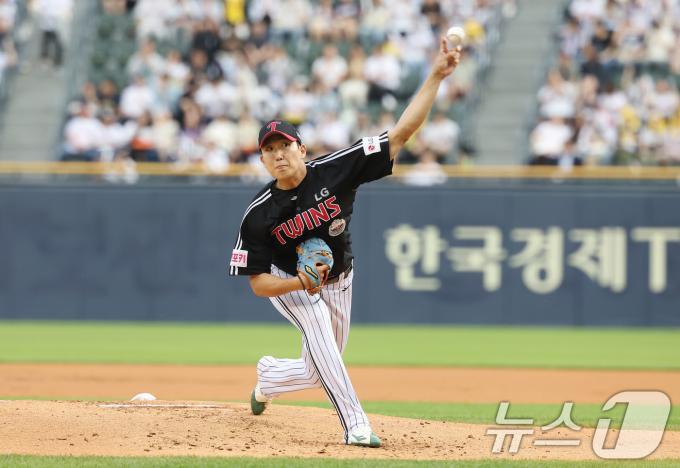 31일 오후 서울 송파구 잠실야구장에서 열린 프로야구 '2024 신한 SOL 뱅크 KBO리그' LG 트윈스와 두산 베어스의 경기 1회말 LG 선발 투수 손주영이 역투하고 있다. 2024.5.31뉴스1 ⓒ News1 김민지 기자