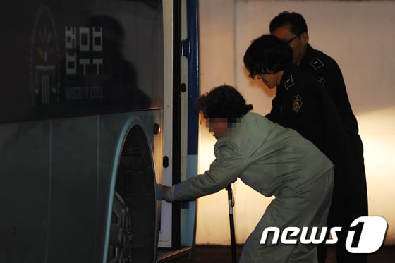 대구지법 제11형사부(부장판사 손봉기)는 2015년 12월 11일 오후 살인 및 살인미수 혐의로 구속 기소된 경북 상주 '농약사이다사건'의 박모(82·여) 피고인에게 무기징역을 선고했다.형을 선고 받은 박 모씨가 법정밖에 있던 호송차에 올라타고 있다.2015.12.11/뉴스1 ⓒ News1 이종현 기자