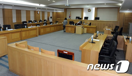 상주 '농약 사이다' 사건으로 살인 및 살인미수 혐의로 구속 기소된 박모 할머니(82)의 국민참여재판이 2015년 12월 7일 오전 시작됐다. 이번 재판이 진행되는 대구지방법원 11호 법정이 공개 됐으며 역대 최장기로 11일까지 닷새간 열린다. 2015.12.7/뉴스1 ⓒ News1 이종현 기자