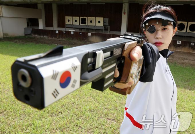 25m 권총에 출전하는 사격 대표팀 김예지가 27일 충북 진천국가대표선수촌에서 열린 '제33회 파리 올림픽 사격 국가대표 미디어데이' 훈련에 앞서 자세를 취하고 있다. 2024.5.27/뉴스1 ⓒ News1 이동해 기자