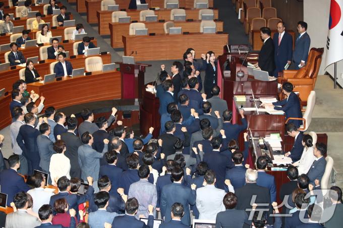 4일 오후 서울 여의도 국회에서 열린 본회의에서 추경호 국민의힘 원내대표와 여당 의원들이 우원식 국회의장에게 필리버스터 진행 관련 항의를 하고 있다. 2024.7.4/뉴스1 ⓒ News1 이광호 기자