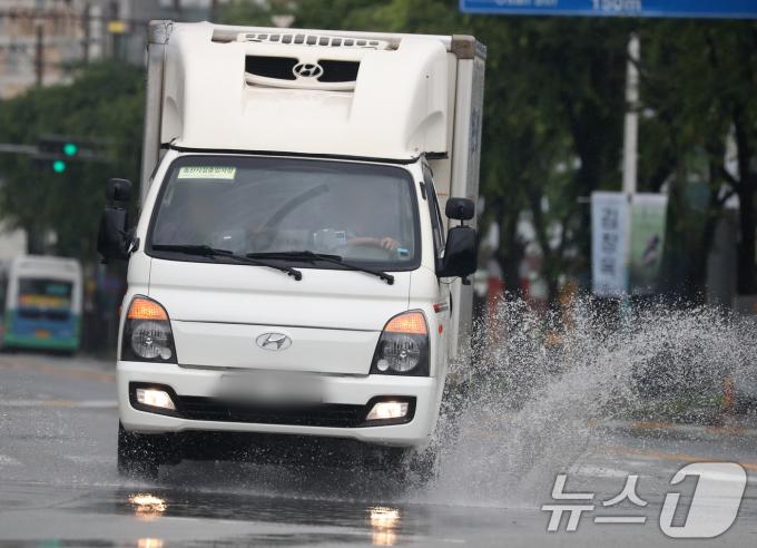 경기 오산시의 한 도로에서 차량이 물보라를 일으키며 주행하고 있다. (사진은 기사 내용과 무관함) 2024.7.8/뉴스1 ⓒ News1 김영운 기자