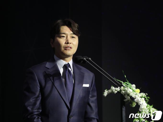대한축구협회를 향해 쓴 쇠를 한 이동국./뉴스1 ⓒ News1 신웅수 기자