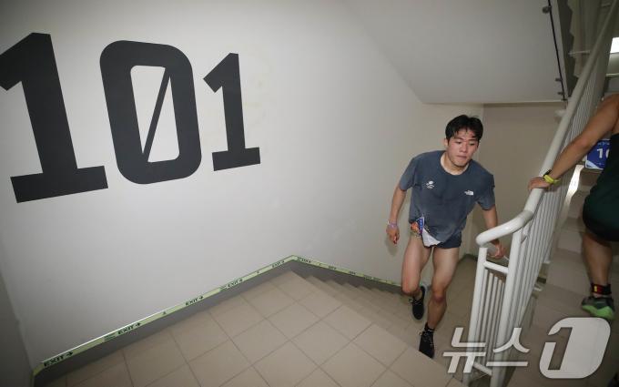[사진] '수영 마치고 123층까지'