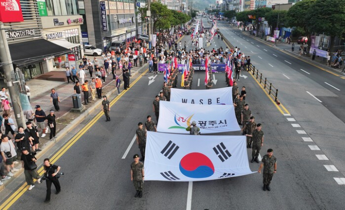2024 제20회 WASBE 세계관악컨퍼런스 경기 광주 기념 행사로 13일 광주대로 일원에서 대한민국 육군 군악대, 해군본부 군악대와 의장대 등 거리행진 퍼레이드를 진행하고 있다. / 사진제공=경기광주시
