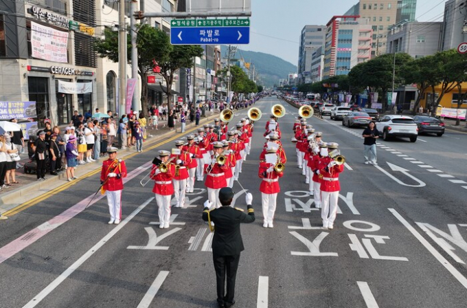 2024 제20회 WASBE 세계관악컨퍼런스 경기 광주 기념 행사로 13일 광주대로 일원에서 대한민국 육군 군악대, 해군본부 군악대와 의장대 등 거리행진 퍼레이드를 진행하고 있다. / 사진제공=경기광주시