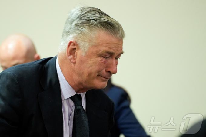 알렉산더 볼드윈(Alec Baldwin)이 12일(현지시각) 지난 2021년 서부 영화 '러스트' 촬영 중 헐리나 허친스에게 치명적인 총상을 입혀 과실치사 혐의로 재판을 받는 동안 눈물을 흘리고 있다.  ⓒ 로이터=뉴스1 ⓒ News1 안은재 기자