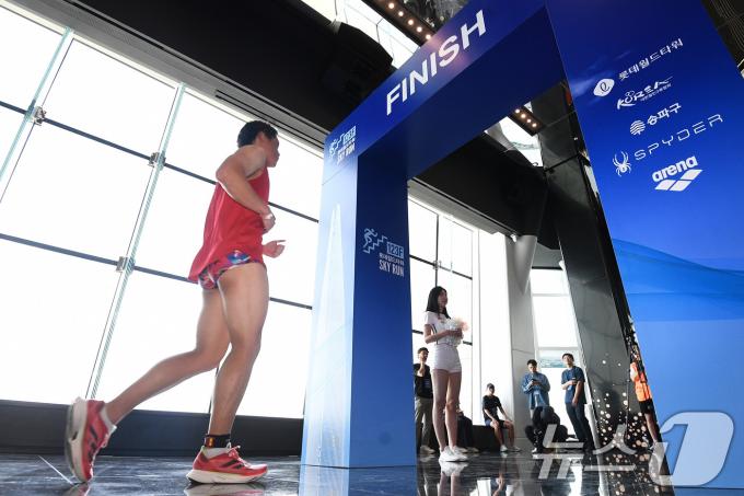 [사진] '2024롯데 아쿠아슬론 완주하는 참가자'