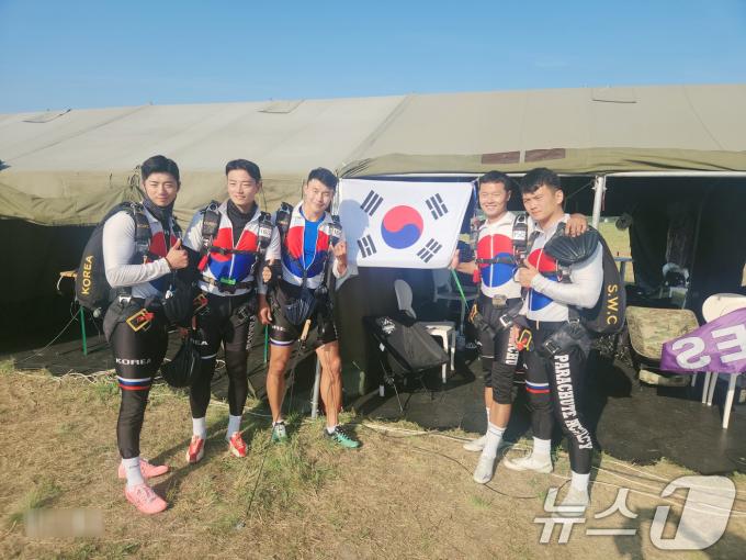 [사진] 특전사 대원들, 헝가리 국제군인체육연맹 고공강화대회에서 메달