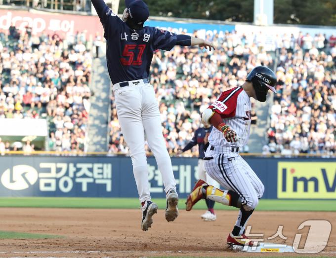 16일 오후 서울 송파구 잠실야구장에서 열린 프로야구 '2024 신한 SOL 뱅크 KBO리그' LG 트윈스와 롯데 자이언츠의 경기 6회말 1사 2루 상황 LG 박해민이 유격수 포구 실책으로 세이프 되고 있다. 2024.6.16/뉴스1 ⓒ News1 임세영 기자