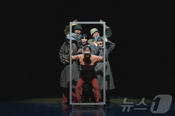 공연 '예술창작공장 콤마앤드 ? 콩나물버스 in Magic Hour' 모습. (서울시 제공)ⓒ 뉴스1