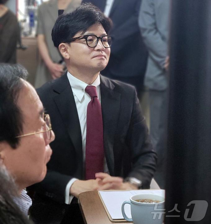 [사진] 발언 경청하는 한동훈