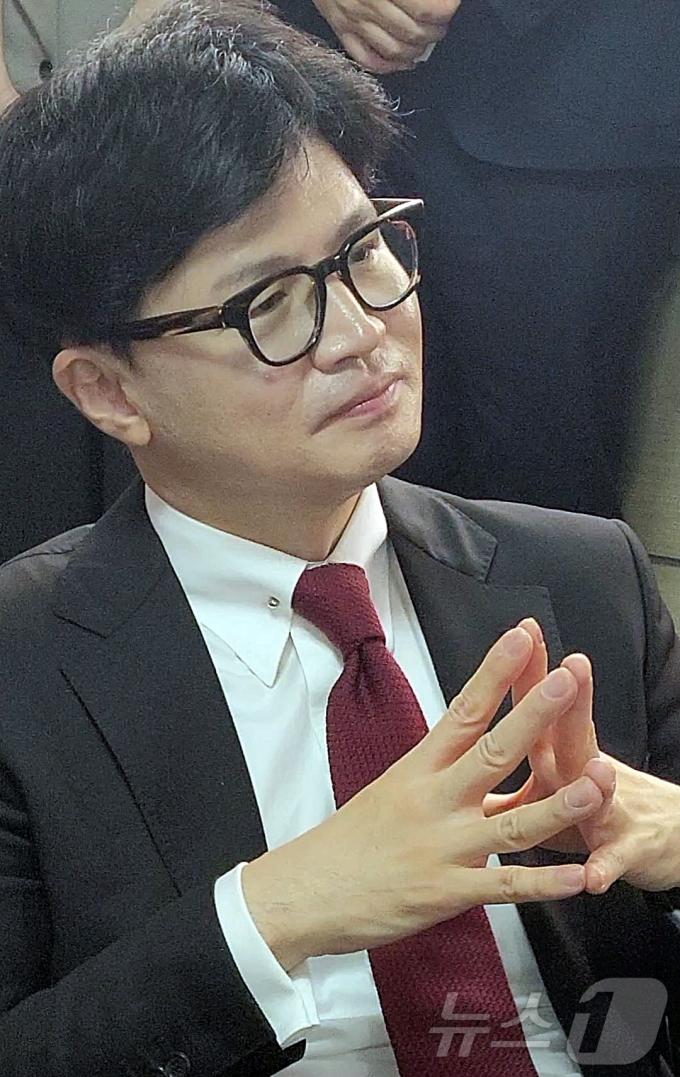 [사진] 발언 경청하는 한동훈 후보
