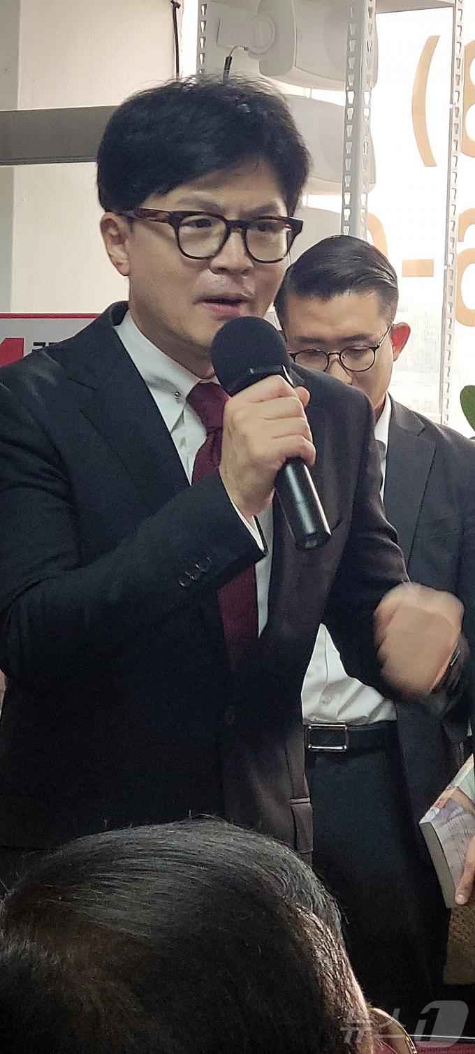 [사진] 주먹 불끈 쥔 한동훈 후보