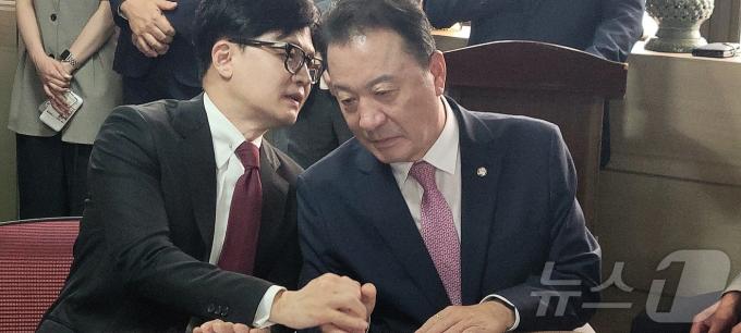 [사진] 귓엣말하는 한동훈 후보