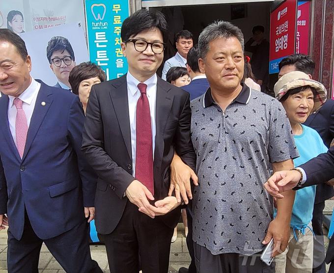 [사진] 당원들과 인증샷 찍는 한동훈 후보