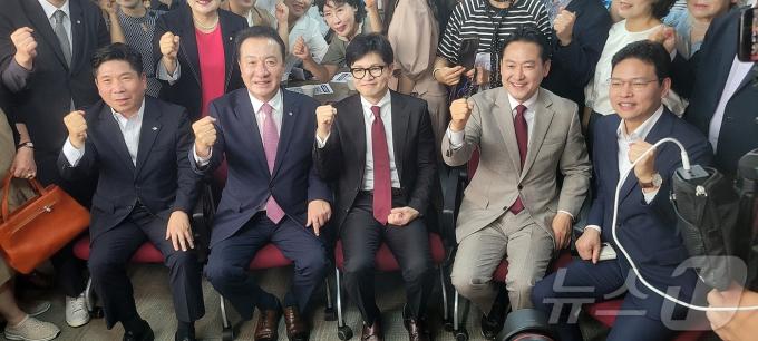 [사진] 파이팅 외치는 한동훈 후보
