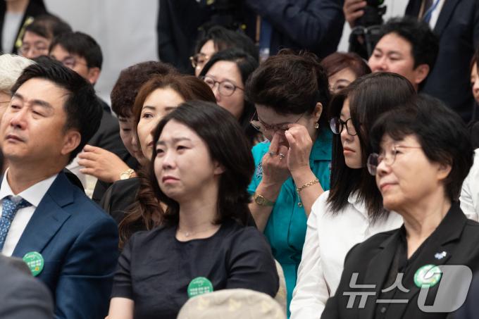 14일 청와대 영빈관에서 열린 '제1회 북한이탈주민의날 기념식'에 참석한 탈북민들이 윤석열 대통령의 기념사를 들으며 눈물을 흘리고 있다. (대통령실 홈페이지) 2024.7.14/뉴스1 ⓒ News1 송원영 기자
