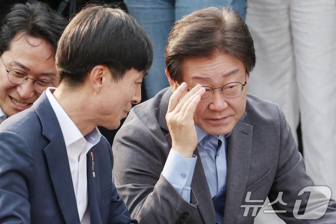 이재명 더불어민주당 전 대표가 13일 오후 서울 종로구 새문안로 일대에서 열린 '거부권거부 범국민대회'에 참석해 안경을 고쳐쓰고 있다. 2024.7.13/뉴스1 ⓒ News1 민경석 기자