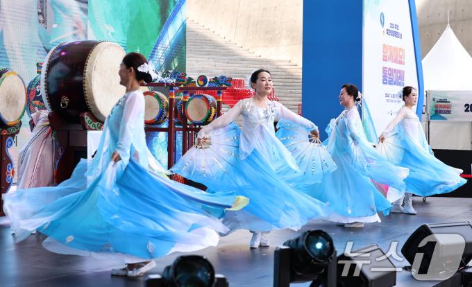 [사진] '휘날리는 한반도기처럼'