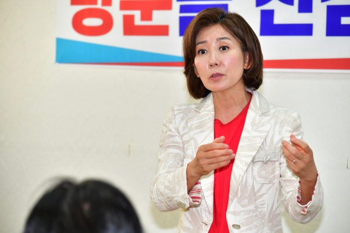 나경원 국민의힘 당대표 후보가 '꿈을 크게 가지시라'고 말한 한동훈 후보를 겨냥해 대선 출마를 위해 당을 떠난 다면 '이재명을 따라하겠다는 선언'이라며 강하게 비판했다. /사진=뉴시스