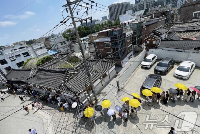 [사진] 초복 앞둔 삼계탕집, '줄을 서시오!'