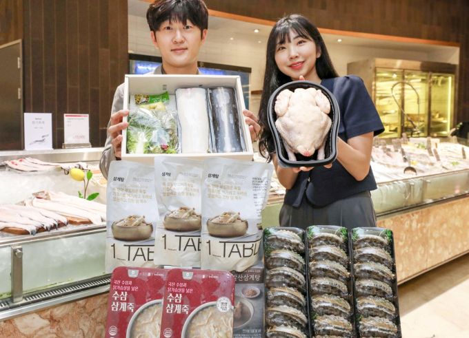 14일 경기도 성남시 현대백화점 판교점 지하 1층 식품관에서 직원들이 여름철 보양 식품들을 소개하고 있다./사진=현대백화점