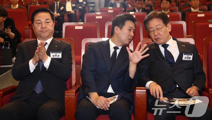 [사진] 대화하는 김지수·이재명 당대표 후보