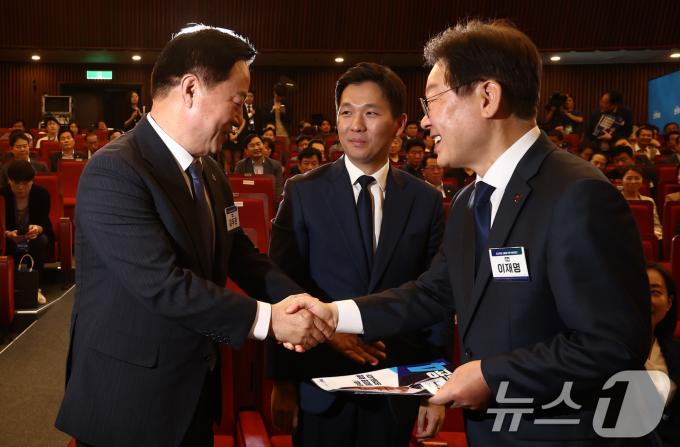[사진] 이재명·김두관 후보, 첫 만남