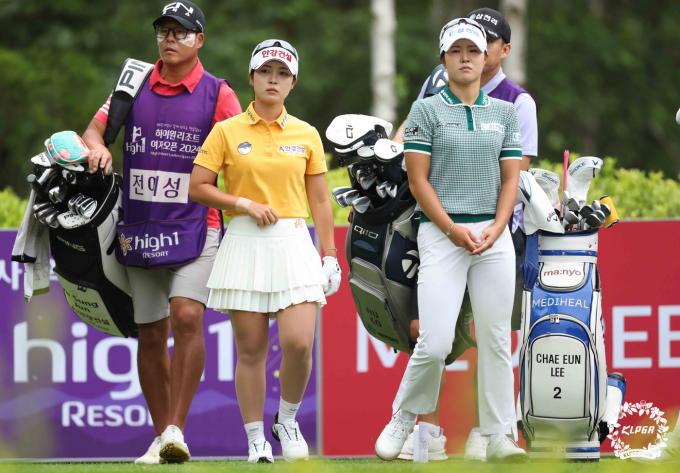 [사진] 3번홀에서 이동하는 전예성과 고지우